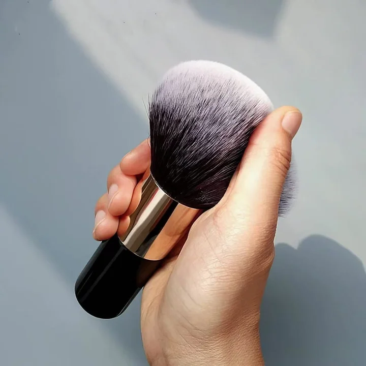 Portable Blush Brush with Synthetic Hair Aluminum Ferrule and Plastic Handle for Face Makeup &amp; Shaving Brush Use