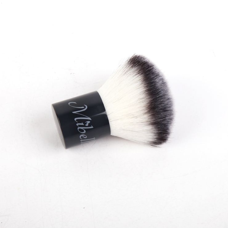 Detailed Makeup Kabuki Brush Image 3