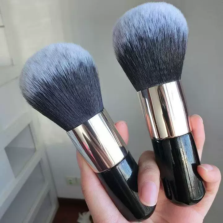 Portable Blush Brush with Synthetic Hair Aluminum Ferrule and Plastic Handle for Face Makeup &amp; Shaving Brush Use
