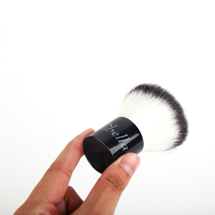 Detailed Makeup Kabuki Brush Image 4