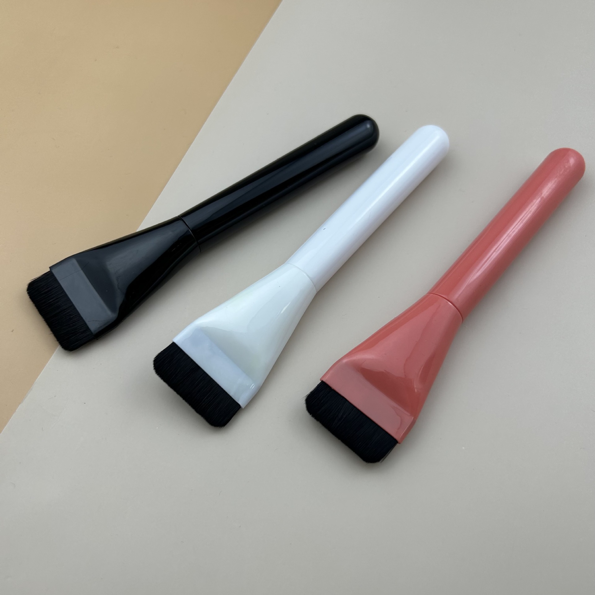 Ultra-Thin Seamless Flat Face Foundation Brush with Plastic Handle Non-Absorbing Concealer and Mask Brush Wholesale Makeup Brush