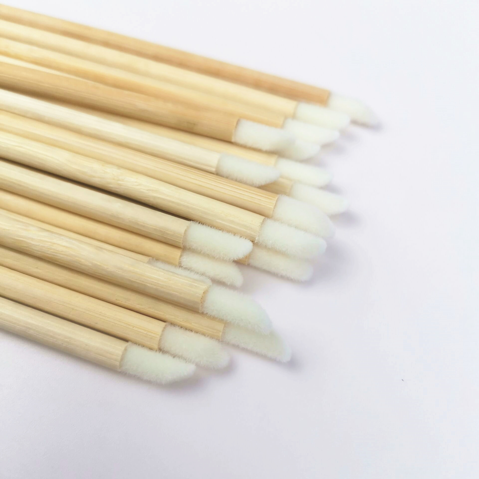 Cangli 1000 Pcs Disposable White Hair Nylon Lip Brushes Premium Wholesale Bamboo Handle Skin-friendly Makeup Eyelash Applicator