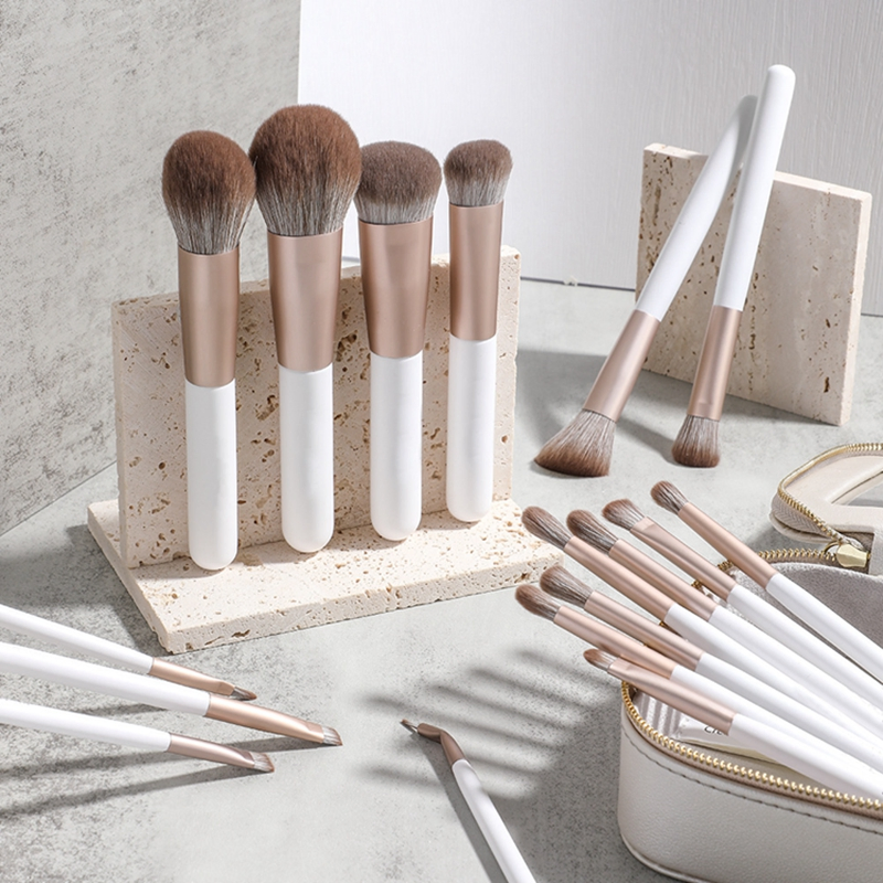 18PCS Maquillaje Custom Logo White Luxury Wooden Handle Special Design Cosmetic Eyebrow Cheap Price Super Soft Makeup Brush Set