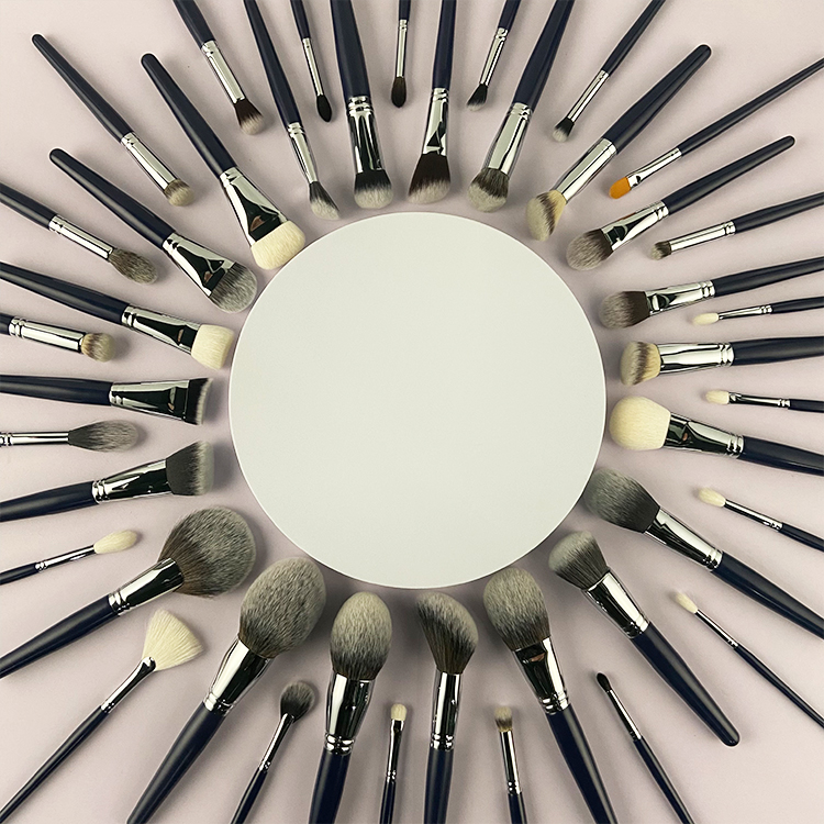 Deluxe Angled Contour Kabuki Brush Handle View