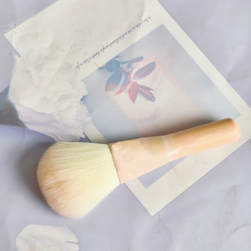Hot-selling Single pink Blush Brush Cute Loose Powder Brush Soft Doesn't Absorb Powder Portable Makeup Brush