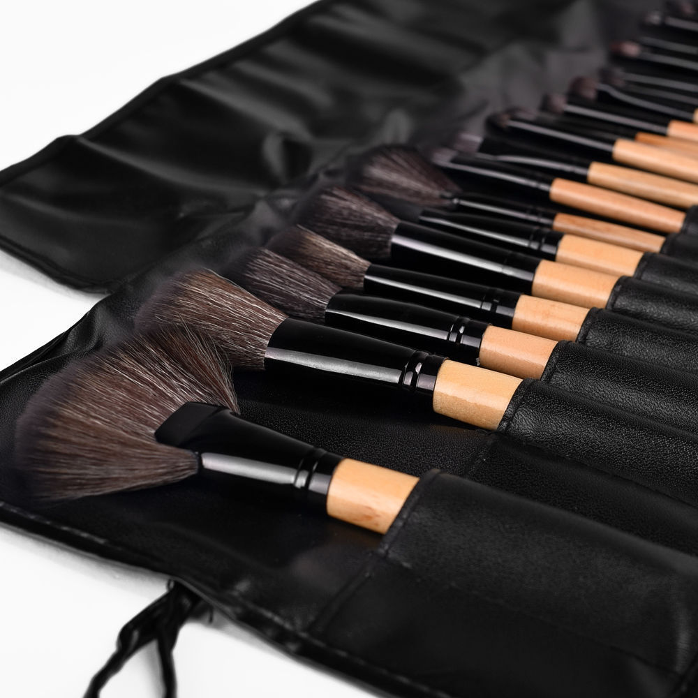 32-Piece Makeup Brush Set Synthetic Hair Eye Shadow Blush Powder Brushes for Face Log Color Makeup Spots Full Cosmetic Kit