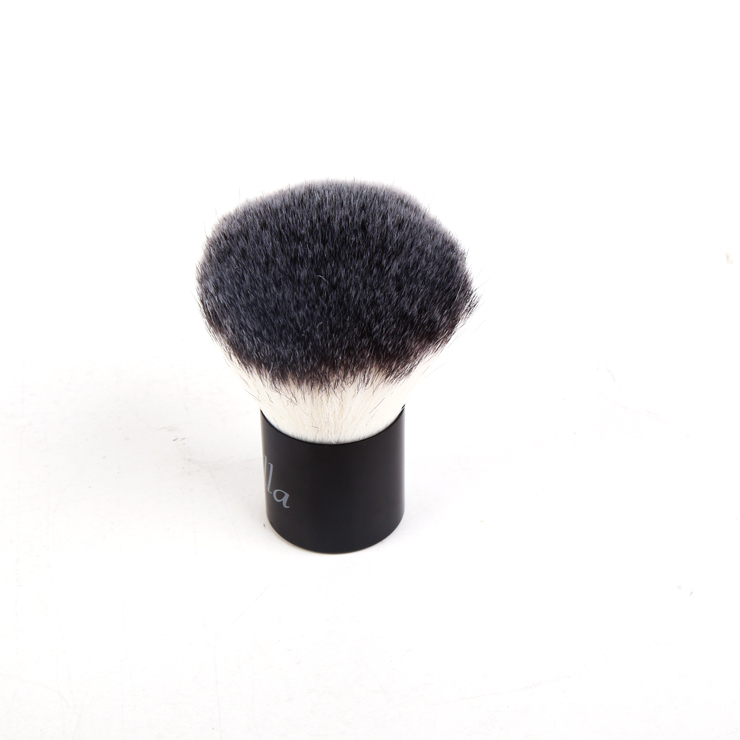 Detailed Makeup Kabuki Brush Image 2