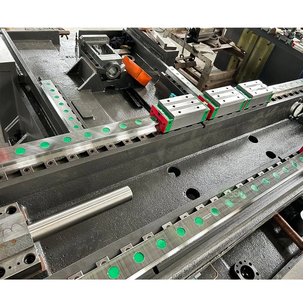 High-Speed 24 Tool Magazine CNC Milling Machine Vmc1270 Metal Machining