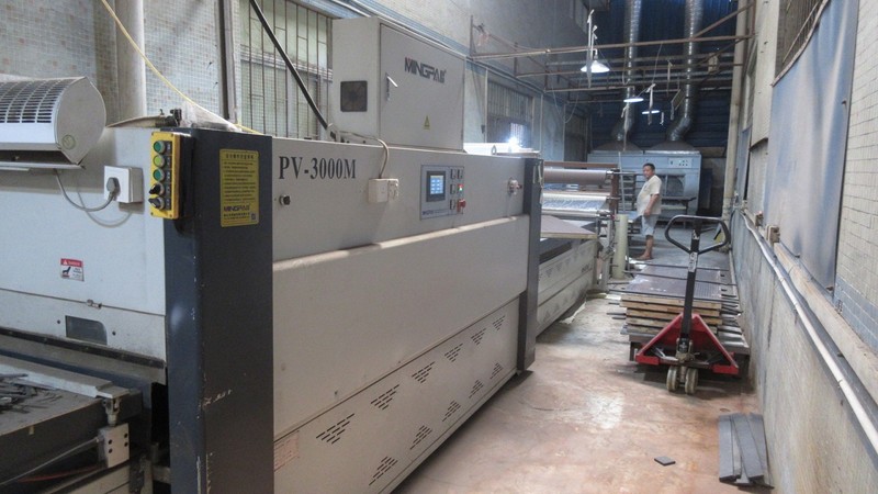 ماكينة التغليف بالفيلم المفرغ للأبواب - Vacuum Film Machine في مصنع نيسن