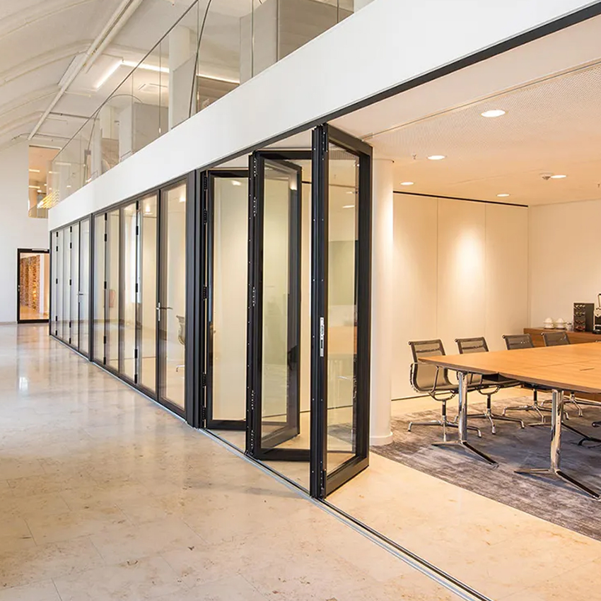 شرفة سكنية حديثة كبيرة أبواب فناء قابلة للطي مقاومة للسرقة تصميم زجاج مزدوج قابل للطي قسم من الألمنيوم