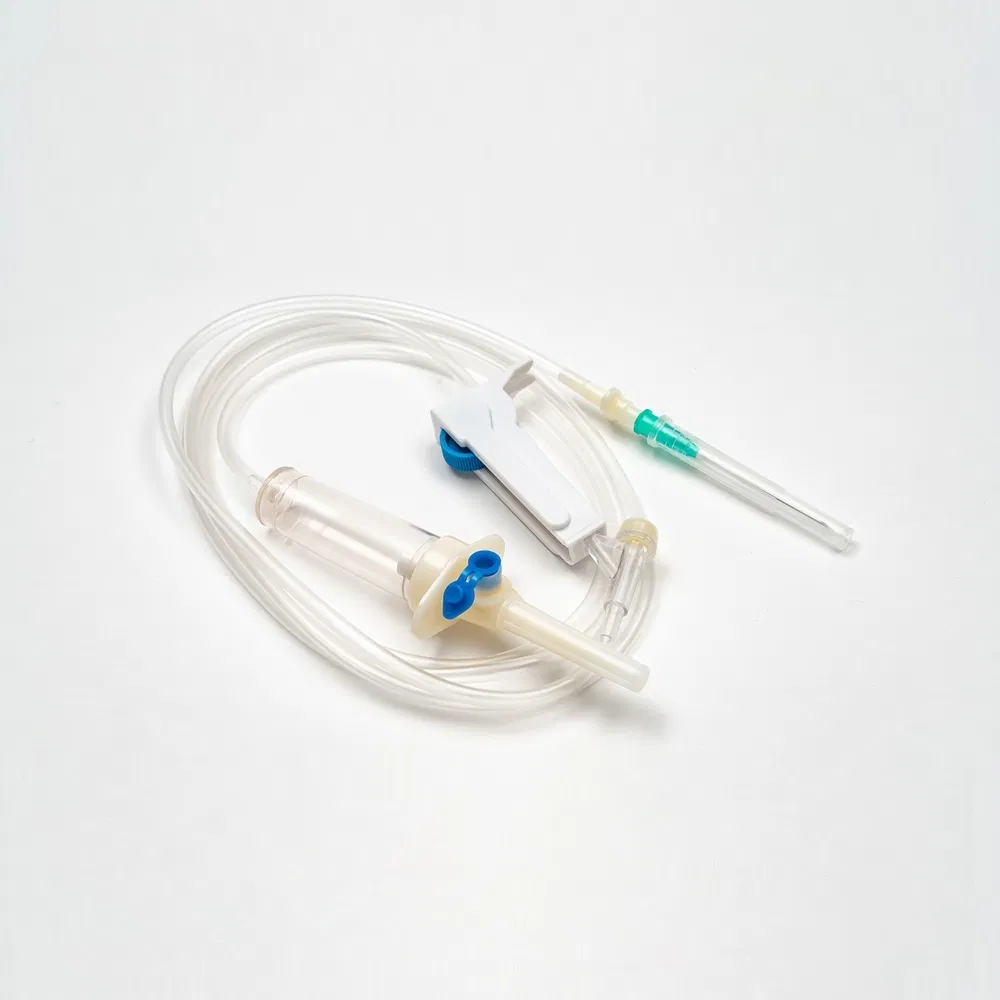 Juego de infusión desechable de tres vías para pacientes quirúrgicos