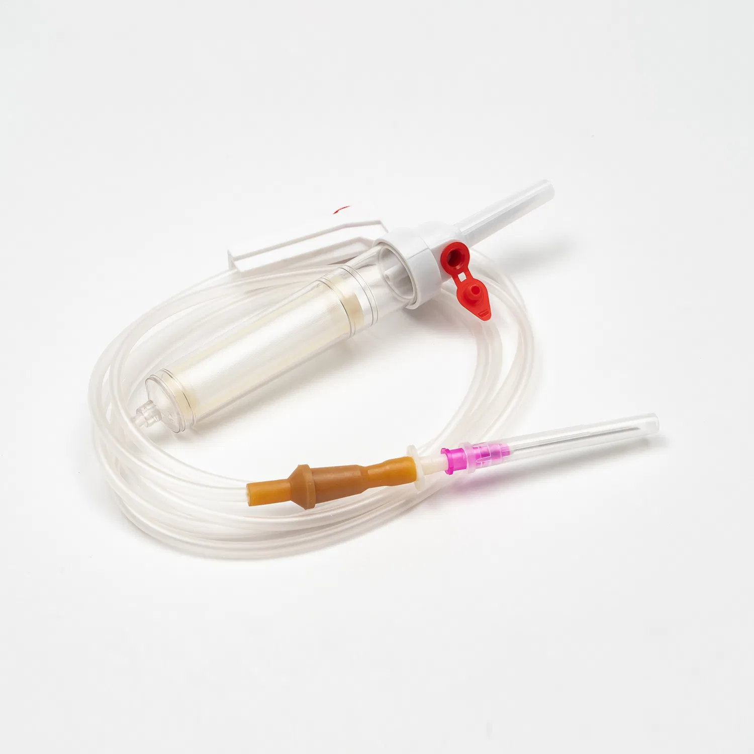 Juego de infusión desechable con filtro para transfusión de sangre por vía intravenosa