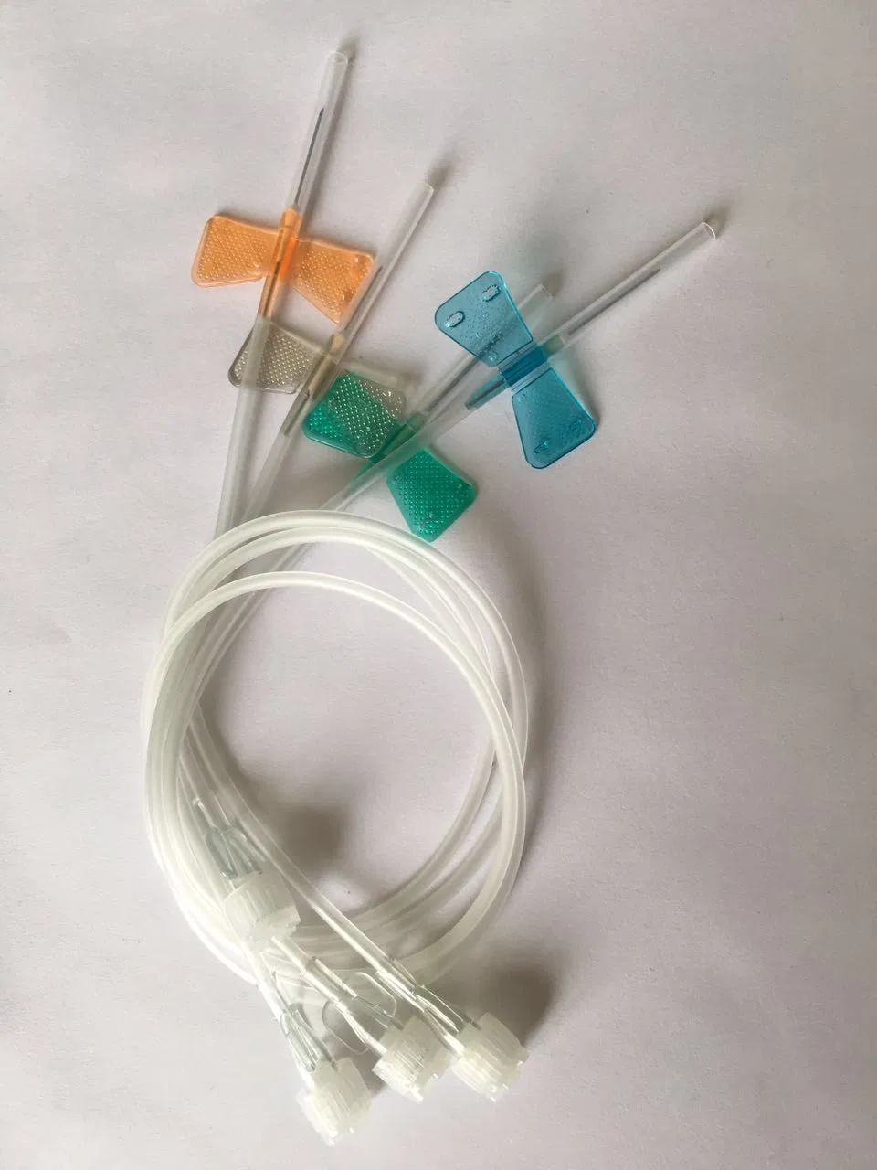 Set de infusión de mariposa con aguja de seguridad desechable tipo Slip o Lock Luer para venas del cuero cabelludo