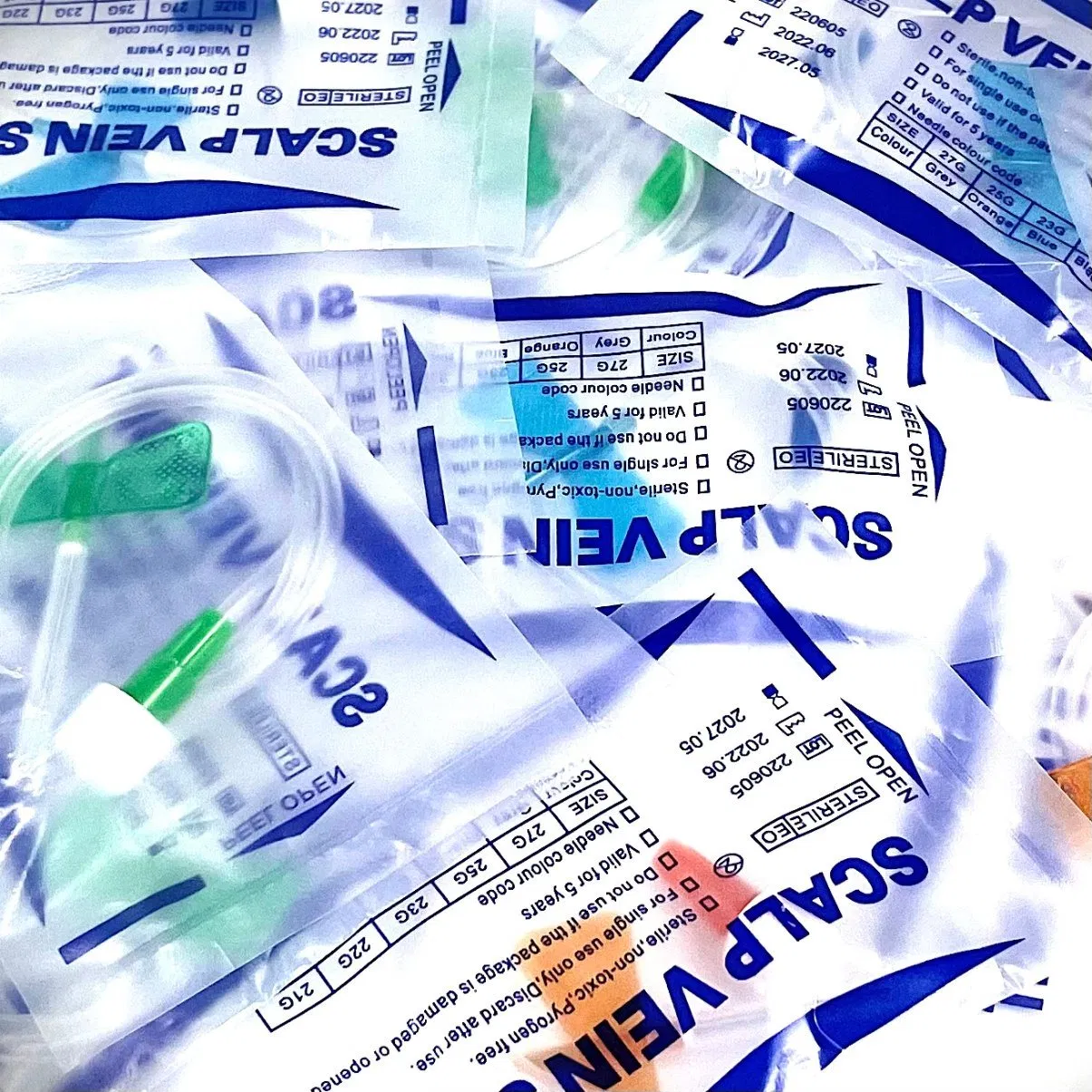 Set de infusión con aguja intravenosa de un solo uso