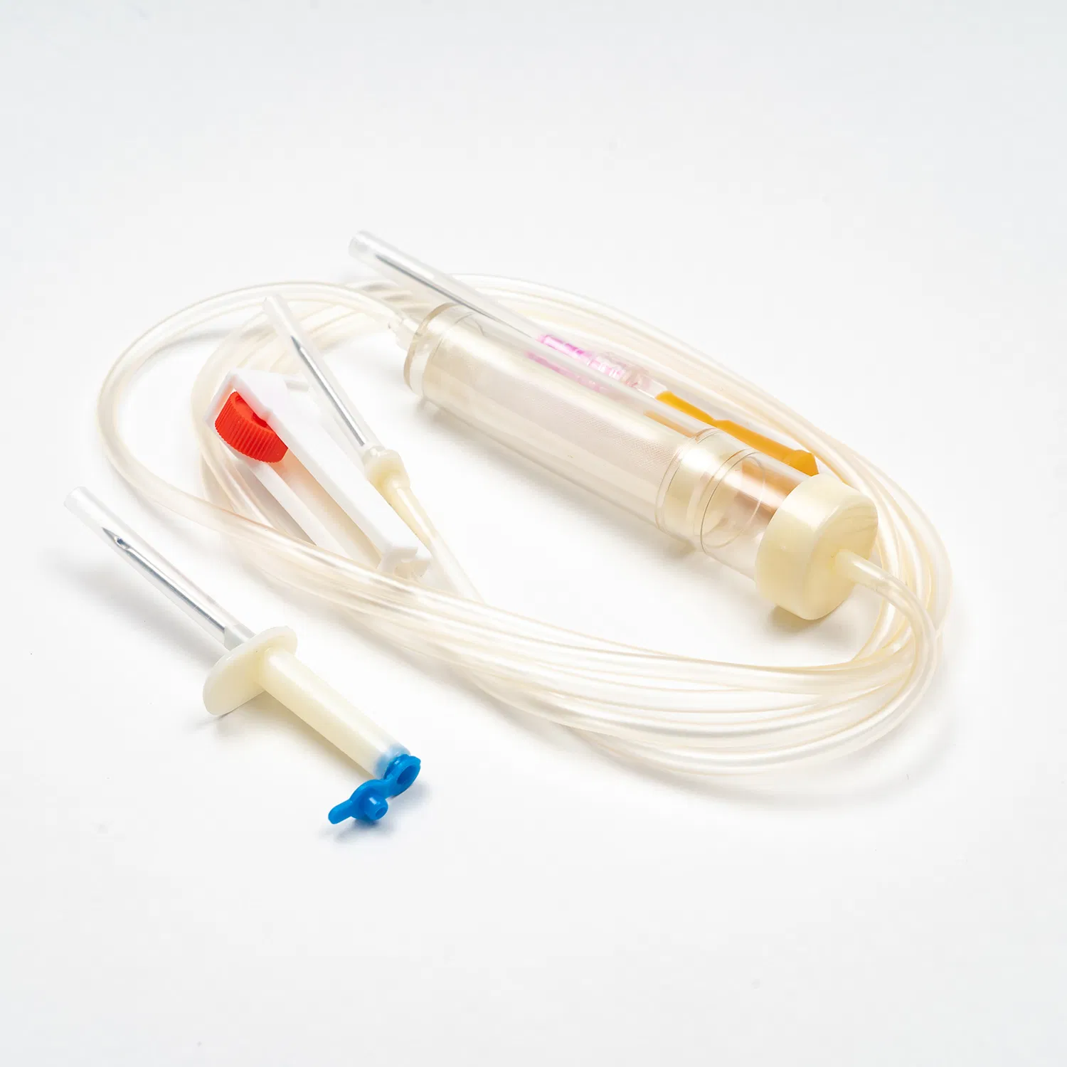 Juego de infusión desechable con filtro para transfusión de sangre por vía intravenosa