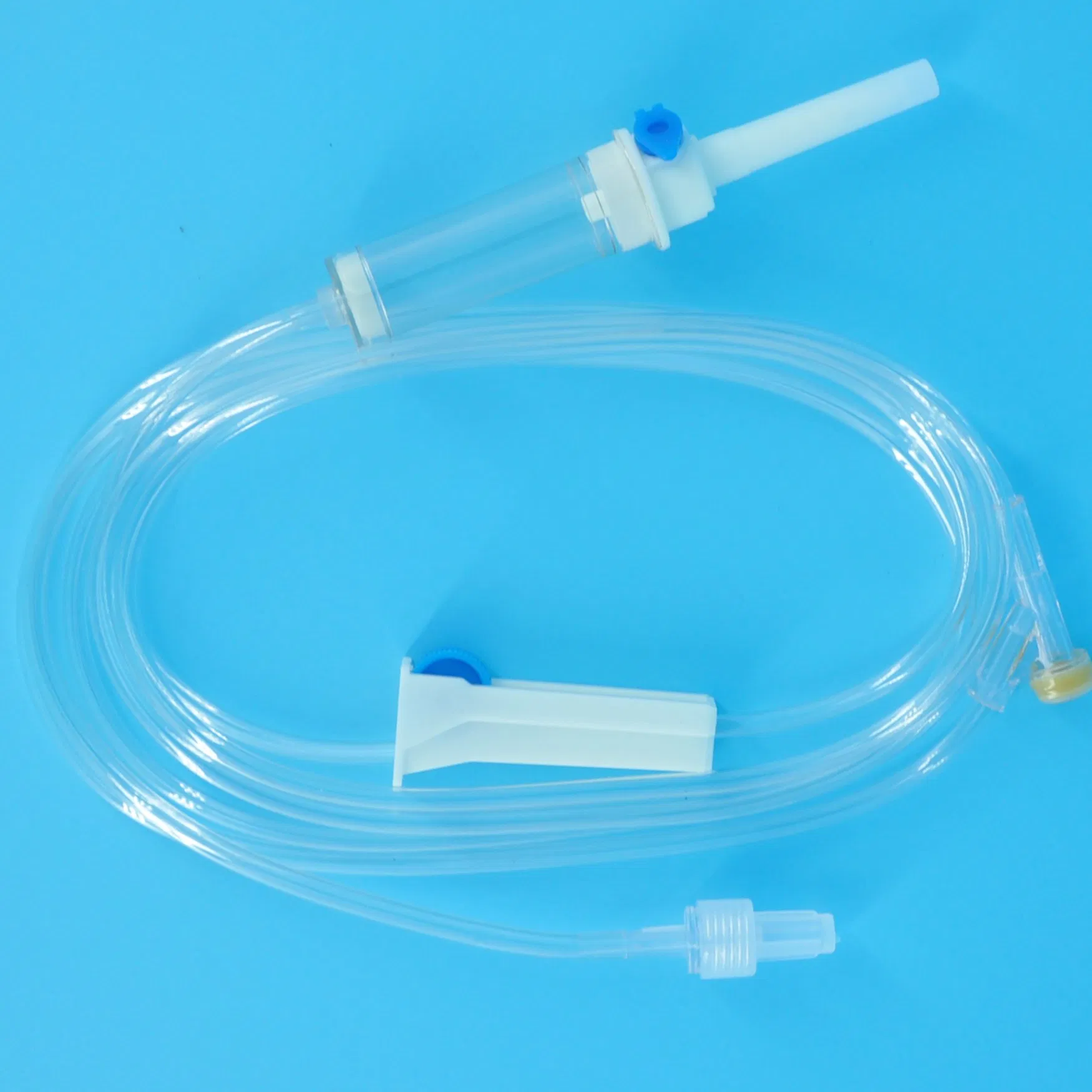 Conjuntos de infusión IV desechables estériles con bloqueo Luer certificados CE a un precio más bajo, con sitio de inyección libre de látex sin aguja