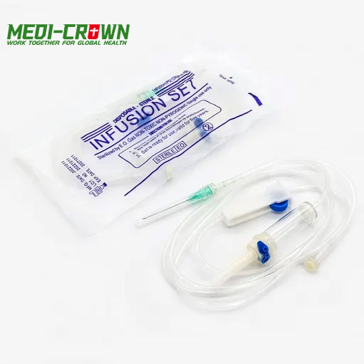 Juego de infusión IV desechable médico con bureta y aguja de venas del cuero cabelludo