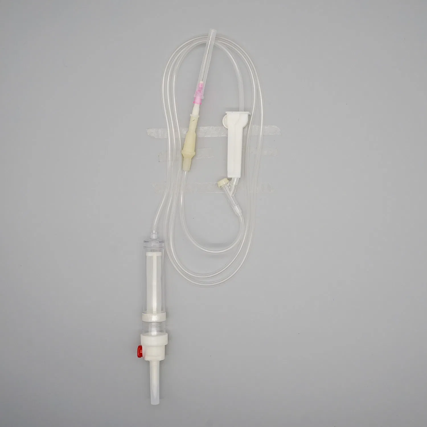 Juego de infusión desechable con tubo de alta elasticidad y pinza de seguridad