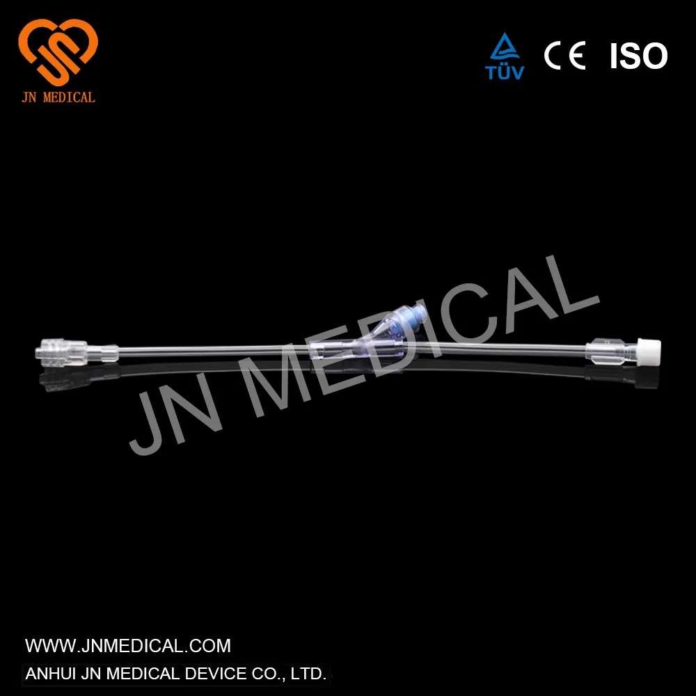 Conector sin aguja con tubo de extensión utilizando juego de infusión