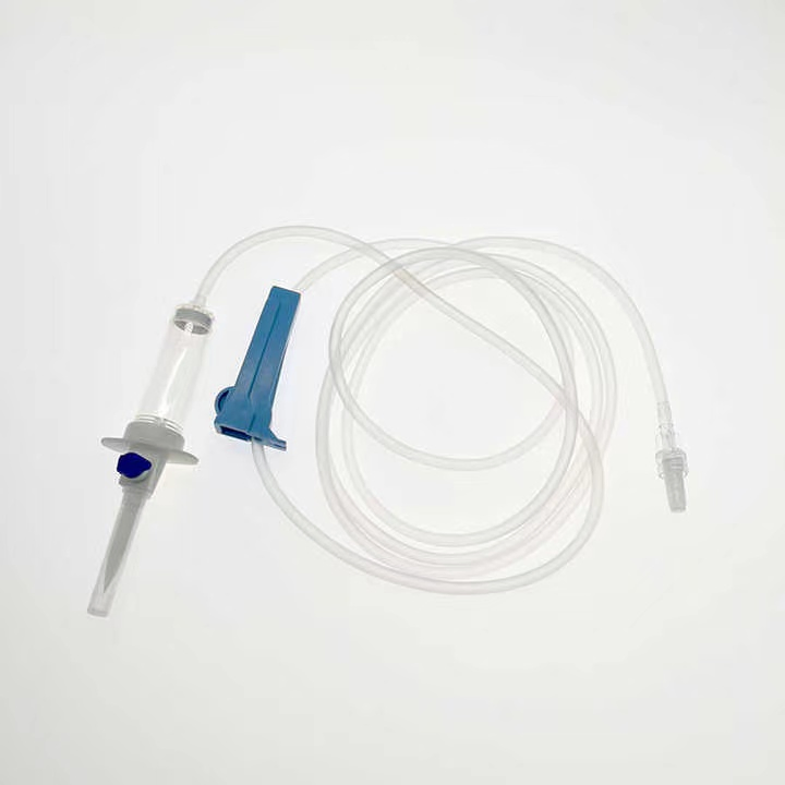 Juego de infusión médica desechable ordinario con aguja CE, ISO con filtro, conexión Luer deslizante, tipo cámara de goteo intravenoso
