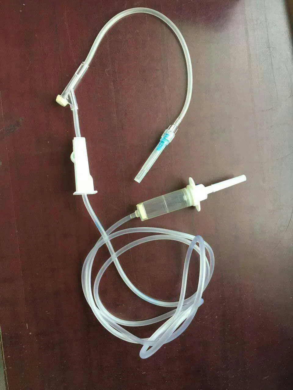 Juego de infusión IV desechable con espiga de metal, suero, filtro de precisión, sangre, set médico IV