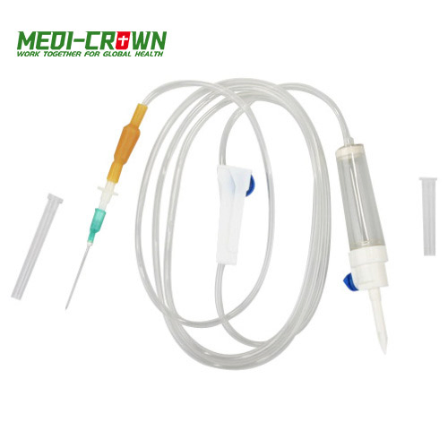 Juego de infusión IV desechable médico con bureta y aguja de venas del cuero cabelludo