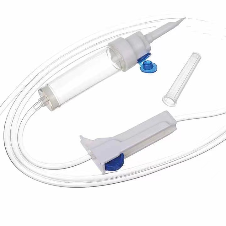 Juego de infusión médica desechable ordinario con aguja CE, ISO con filtro, conexión Luer deslizante, tipo cámara de goteo intravenoso
