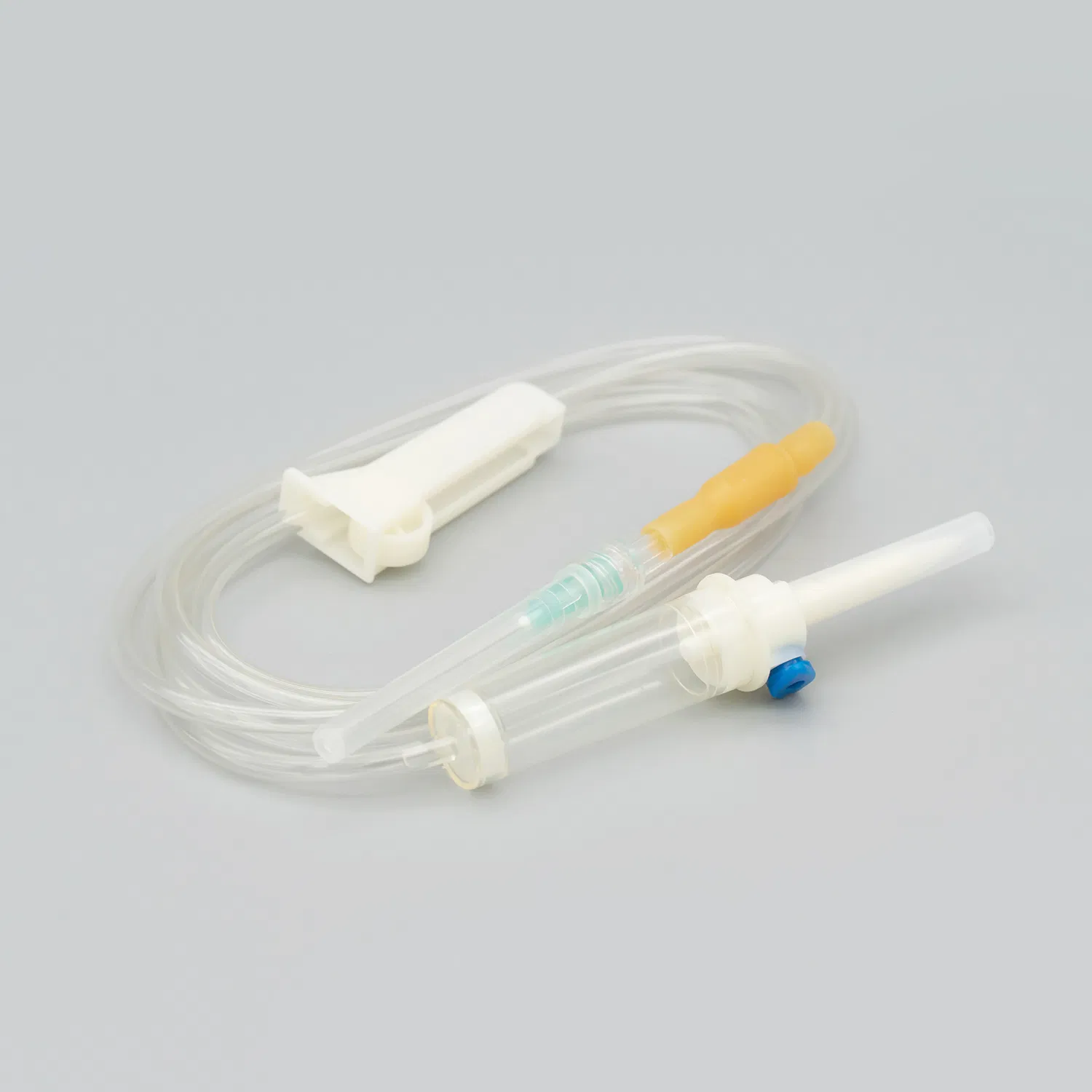 Juego de infusión IV estéril desechable con Luer Lock / Luer Slip con / sin aguja con puerto Y, filtro precioso, regulador de flujo, puerto de inyección sin aguja