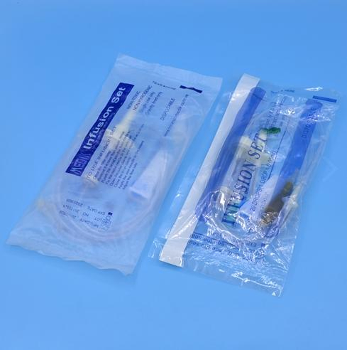 Juego de infusión de silicona desechable de gravedad IV de alta calidad con aguja y regulador