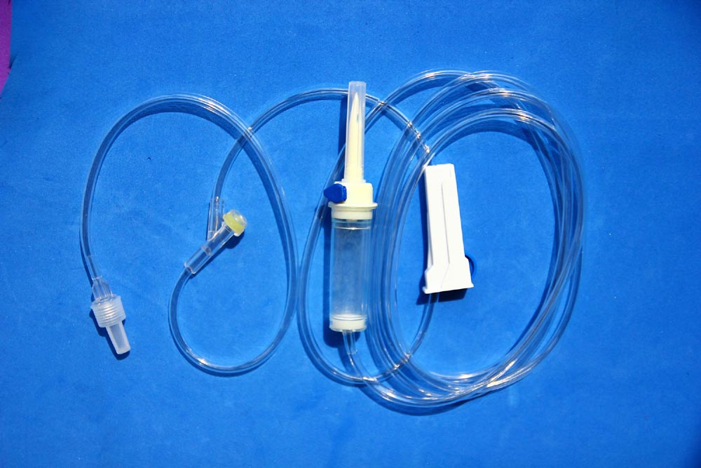 Juego de infusión IV desechable médico para transfusiones eficientes con aguja