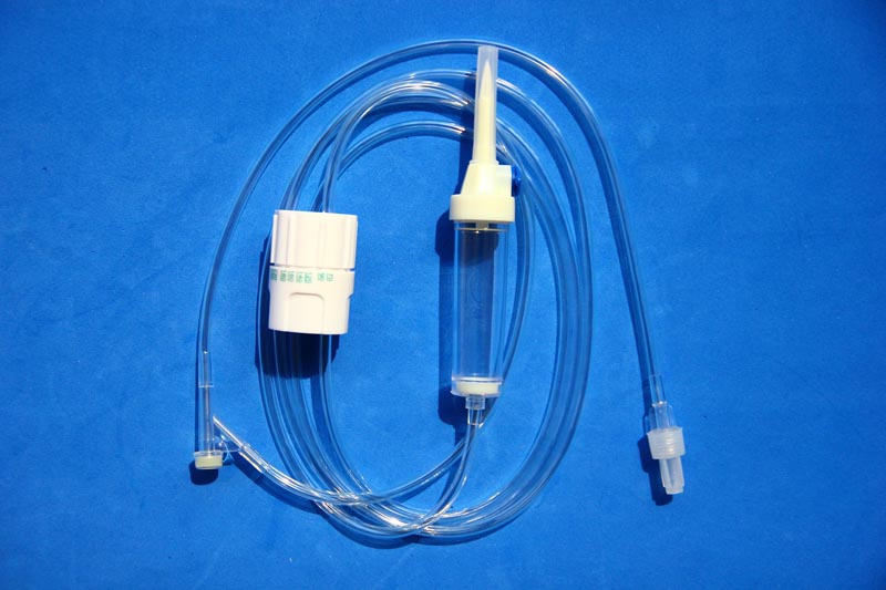 Juego de infusión IV desechable médico para transfusiones eficientes con aguja