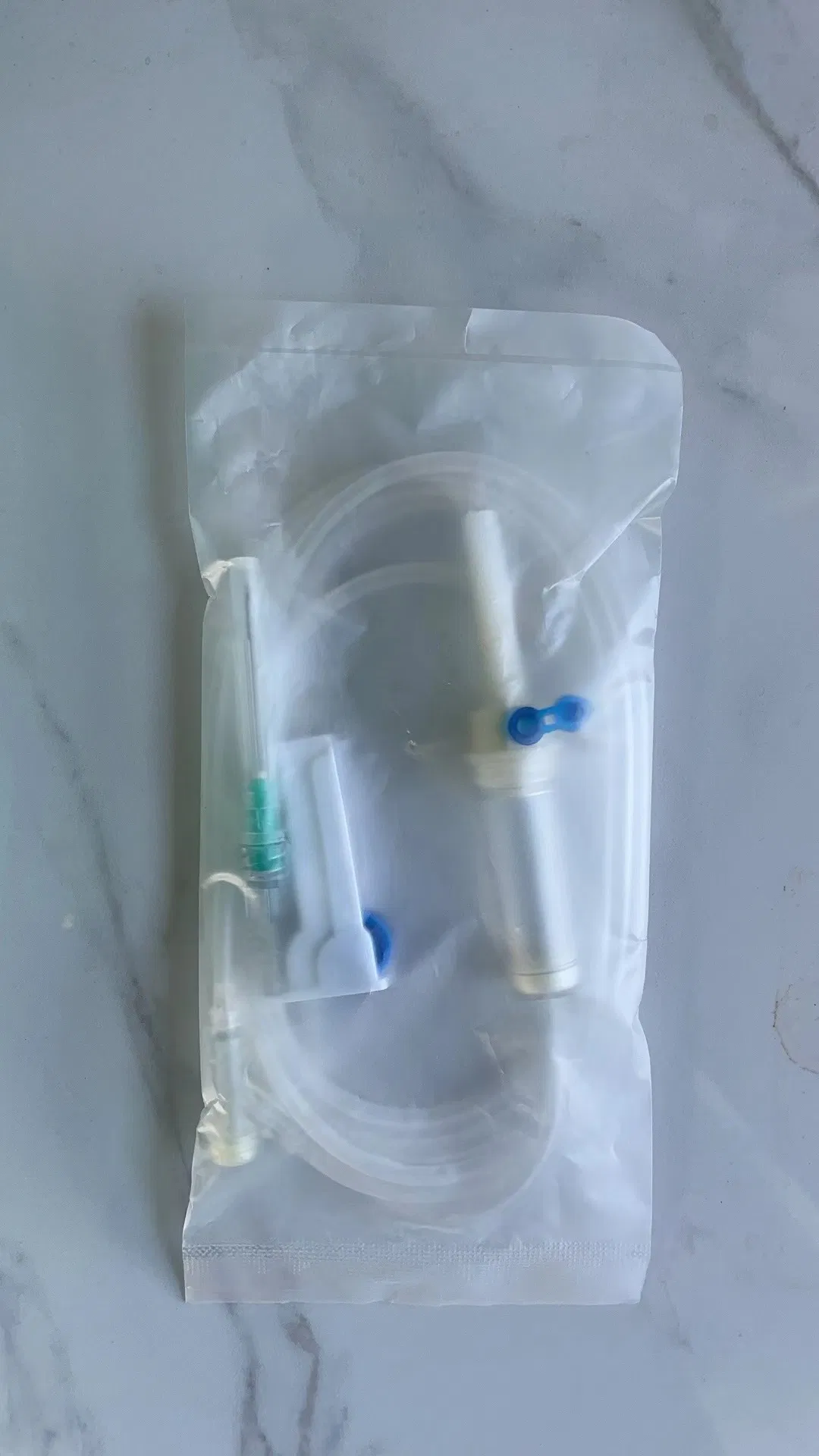 Conjunto de aguja mariposa para infusión en el cuero cabelludo con alas dobles verdes