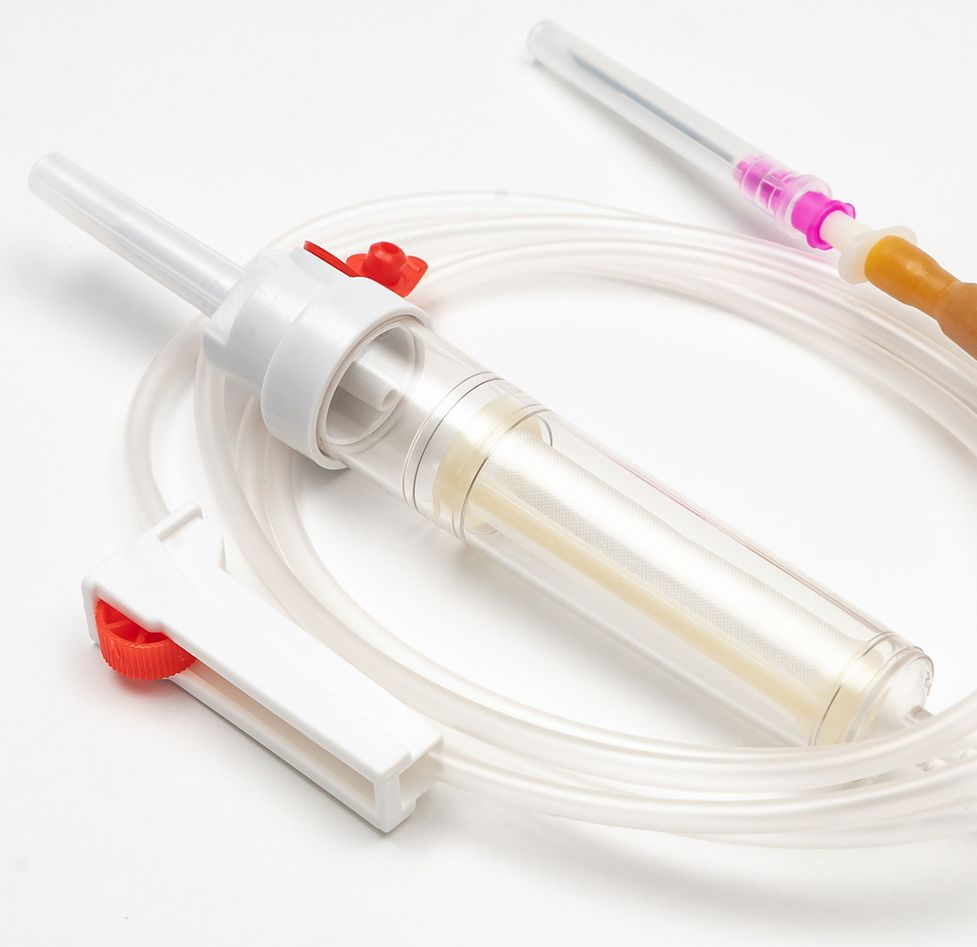 Juego de infusión desechable con filtro para transfusión de sangre por vía intravenosa