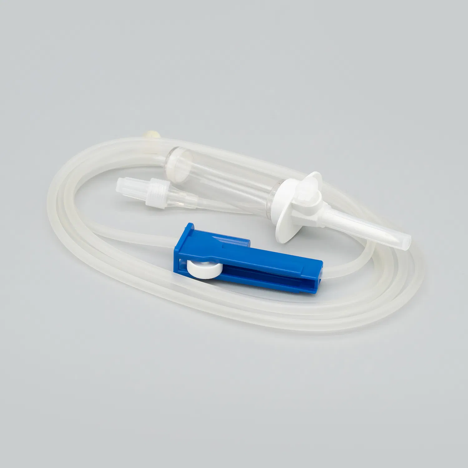Juego de infusión IV estéril desechable con Luer Lock / Luer Slip con / sin aguja con puerto Y, filtro precioso, regulador de flujo, puerto de inyección sin aguja