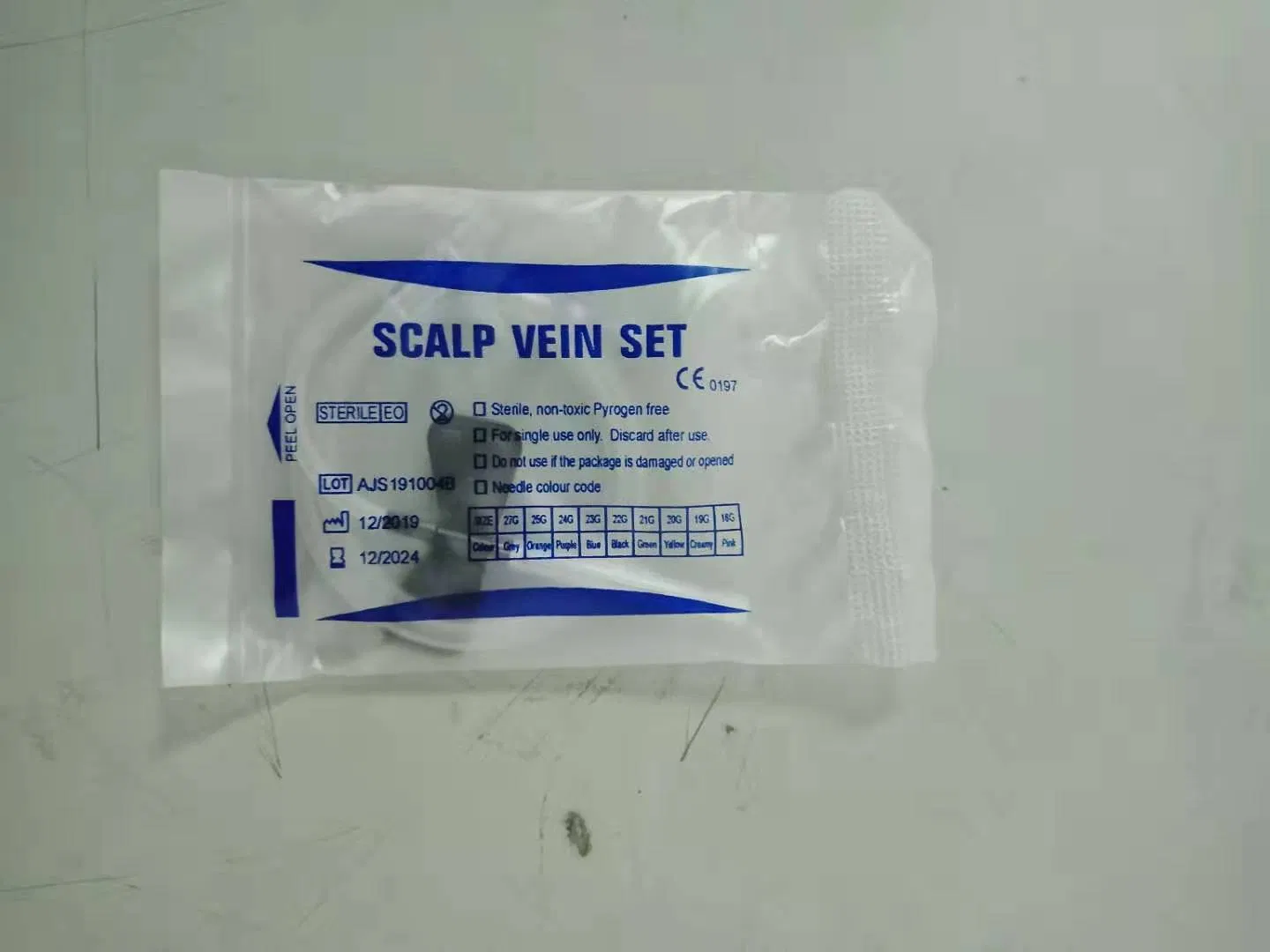 Conjunto de aguja mariposa para infusión en el cuero cabelludo con alas dobles verdes