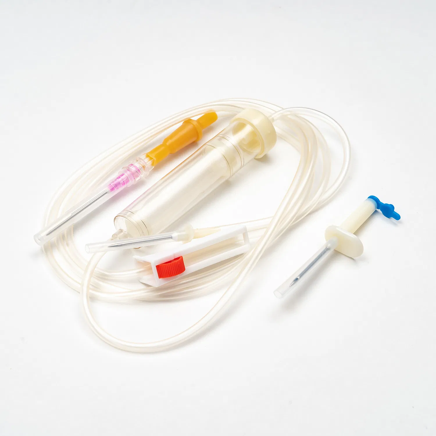 Juego de infusión desechable con filtro para transfusión de sangre por vía intravenosa