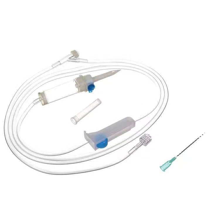 Juego de infusión médica desechable ordinario con aguja CE, ISO con filtro, conexión Luer deslizante, tipo cámara de goteo intravenoso