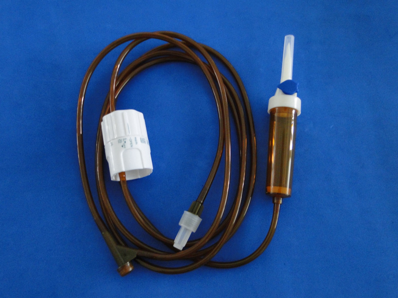 Juego de infusión IV desechable médico para transfusiones eficientes con aguja