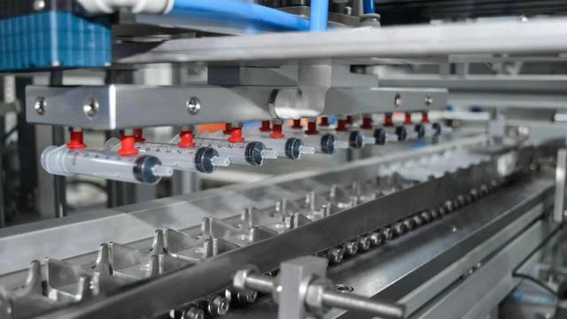 Línea de producción automatizada para fabricación de equipos de infusión desechables en sala limpia