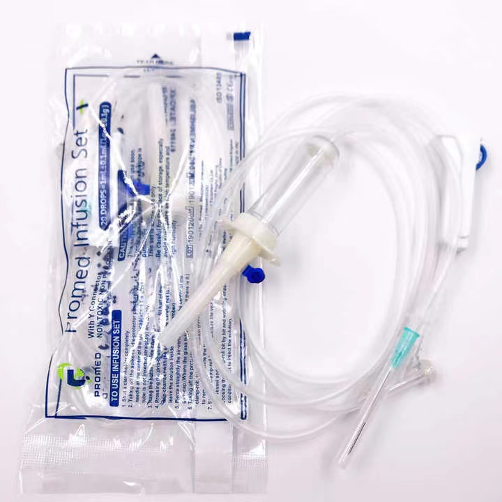 Juego de infusión médica desechable ordinario con aguja CE, ISO con filtro, conexión Luer deslizante, tipo cámara de goteo intravenoso
