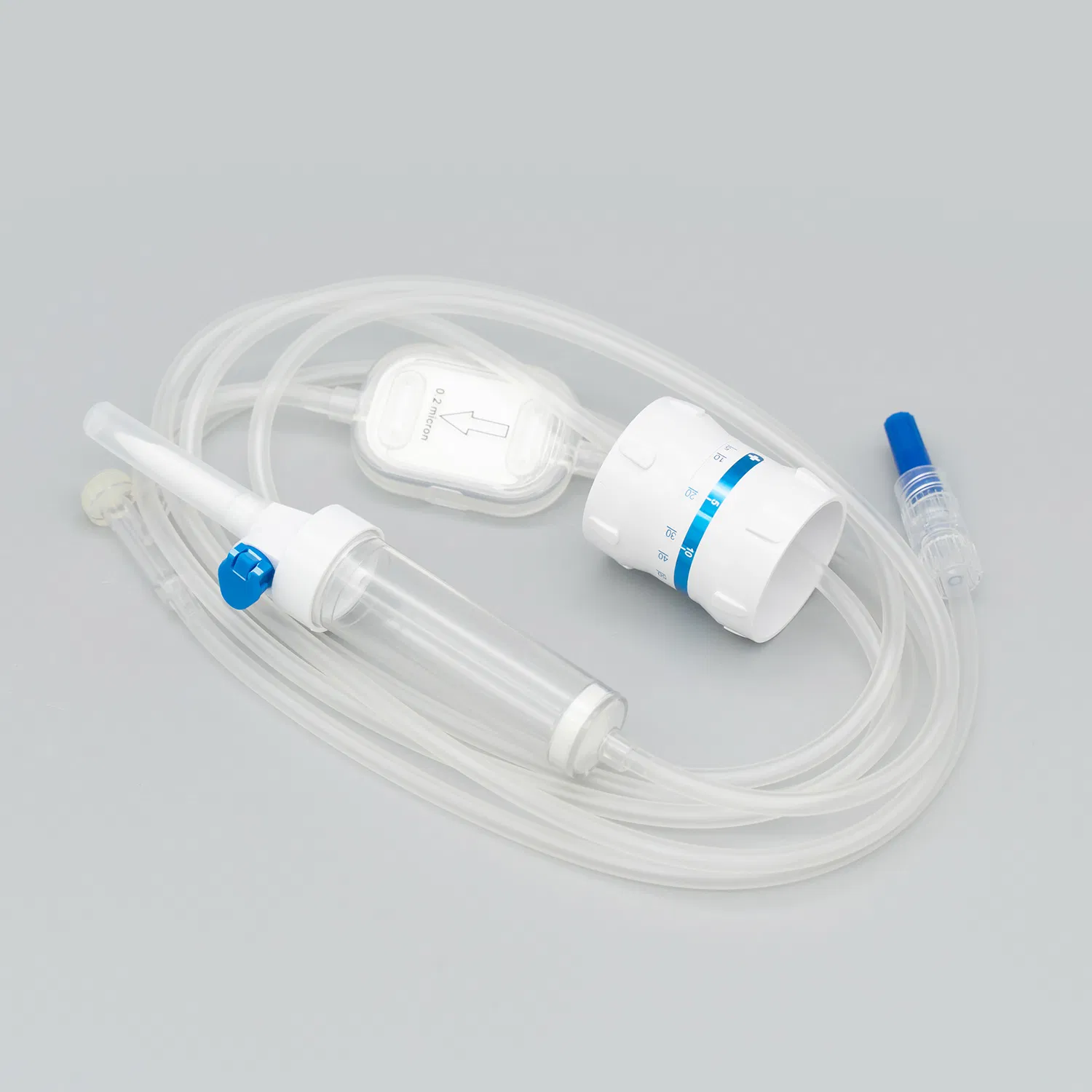 Juego de infusión IV estéril desechable con Luer Lock / Luer Slip con / sin aguja con puerto Y, filtro precioso, regulador de flujo, puerto de inyección sin aguja