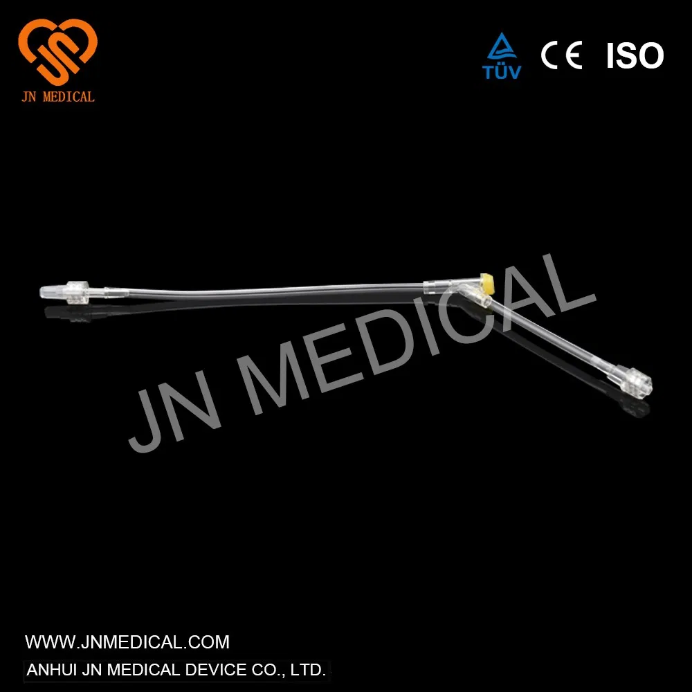 Conector sin aguja con tubo de extensión utilizando juego de infusión