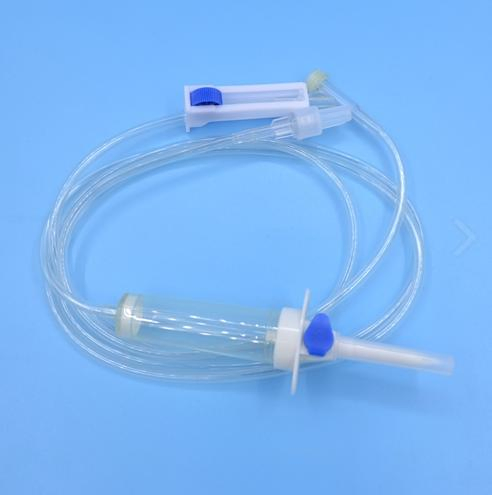 Conjunto de infusión intravenosa desechable CE ISO estéril para administración por gravedad