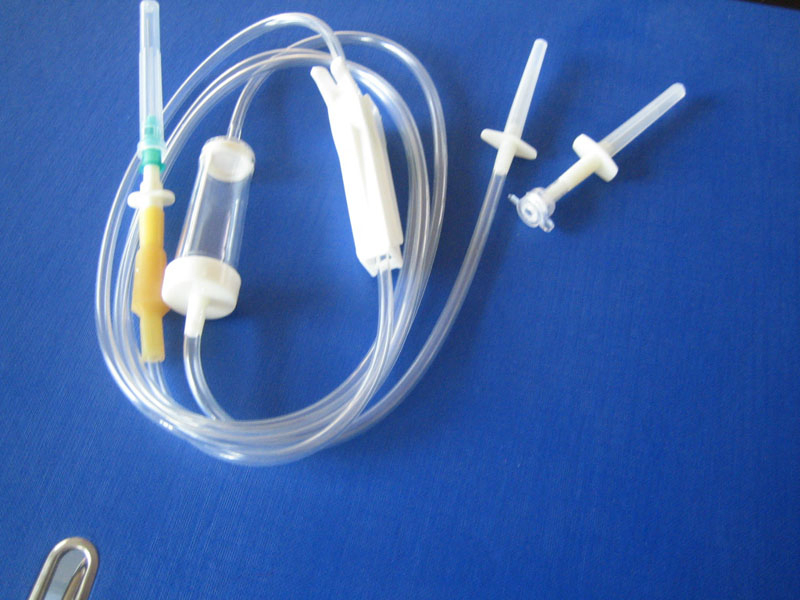 Juego de infusión IV desechable médico para transfusiones eficientes con aguja