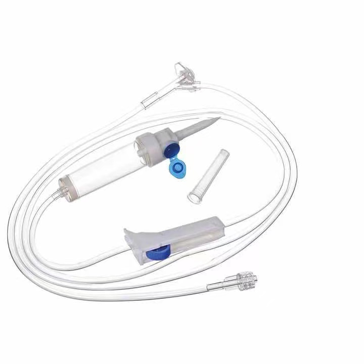 Juego de infusión médica desechable ordinario con aguja CE, ISO con filtro, conexión Luer deslizante, tipo cámara de goteo intravenoso