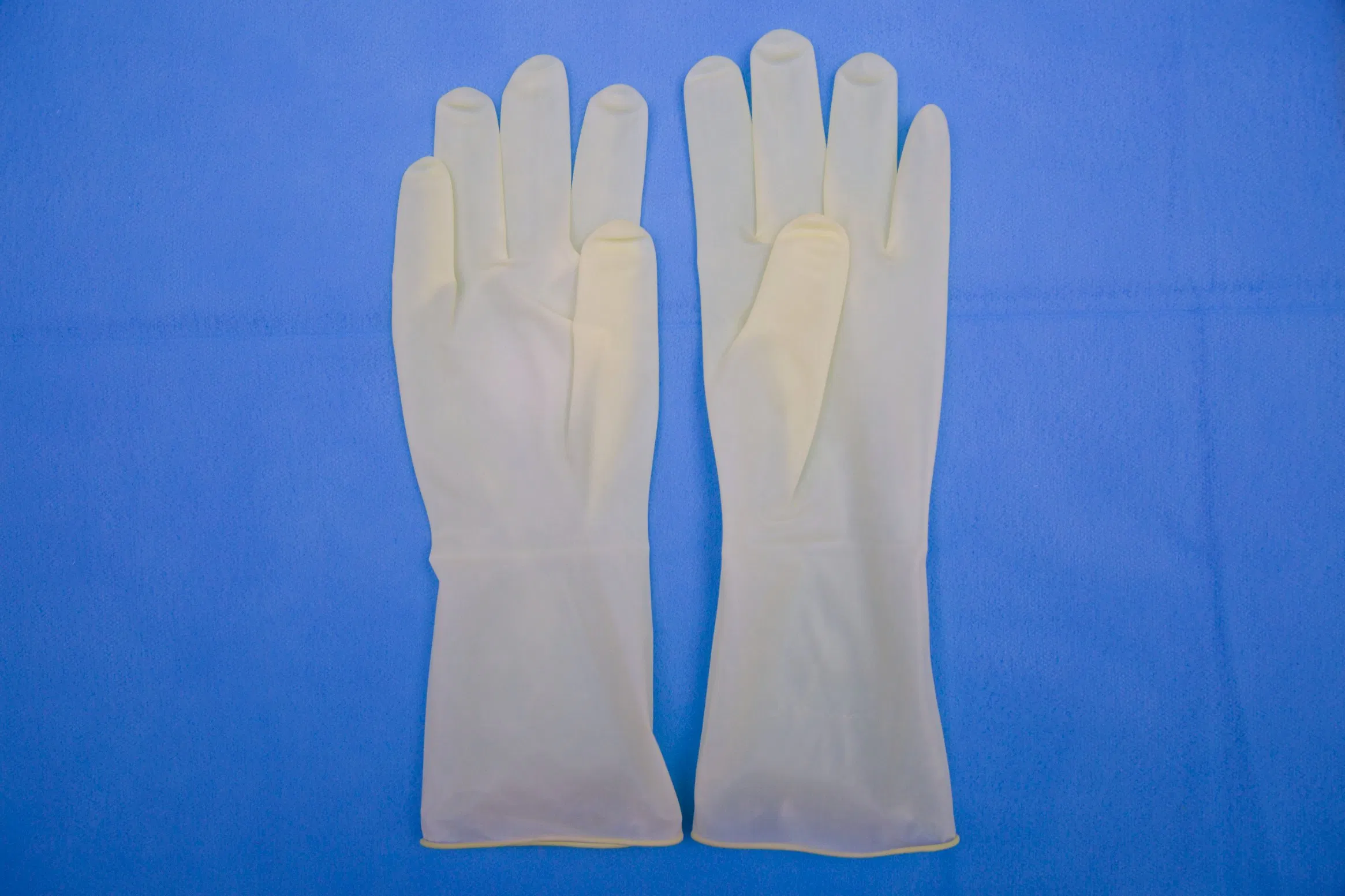 Luvas de látex estéreis em pó originárias da China para procedimentos cirúrgicos
