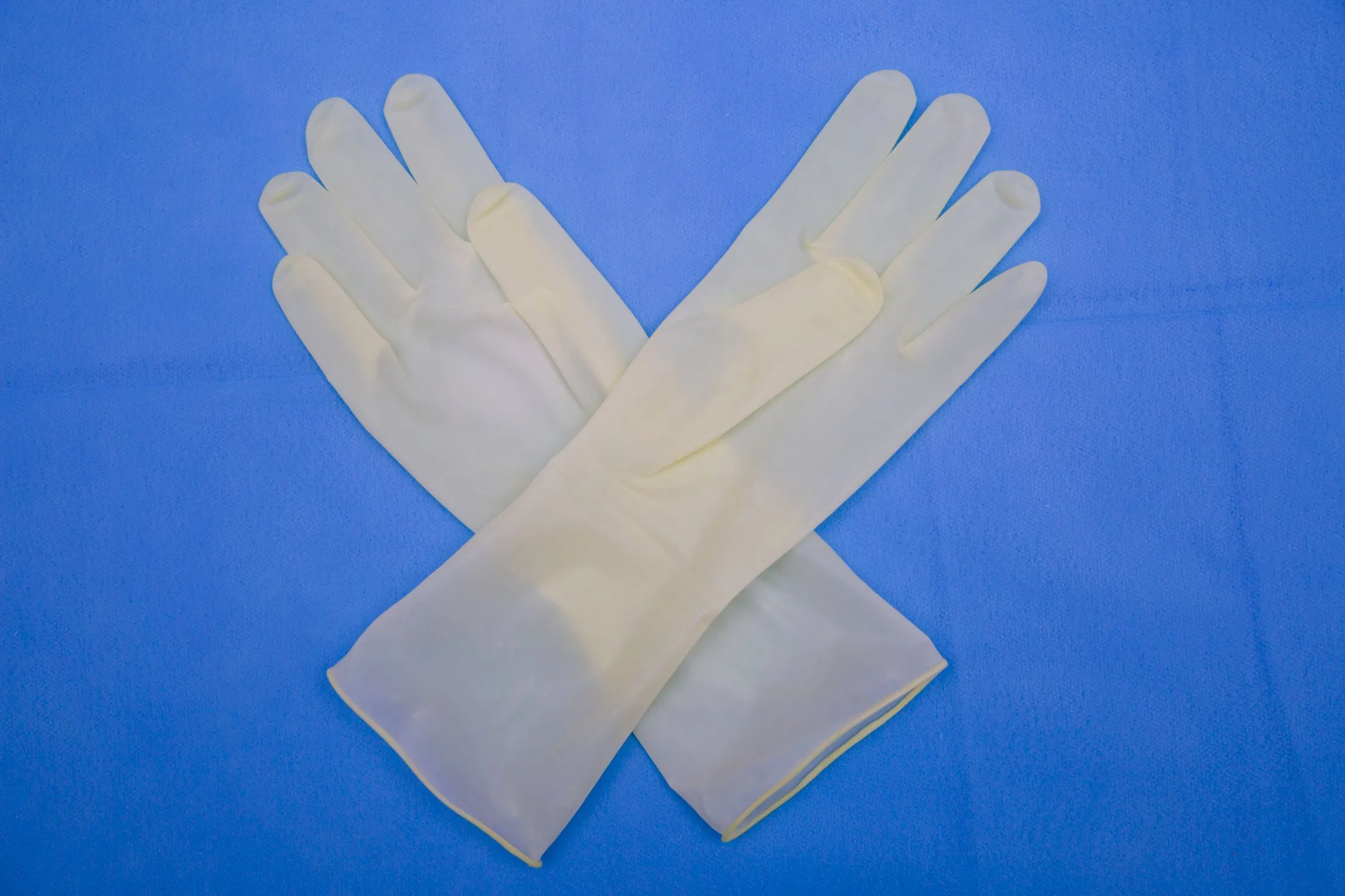 Luvas de látex estéreis em pó originárias da China para procedimentos cirúrgicos