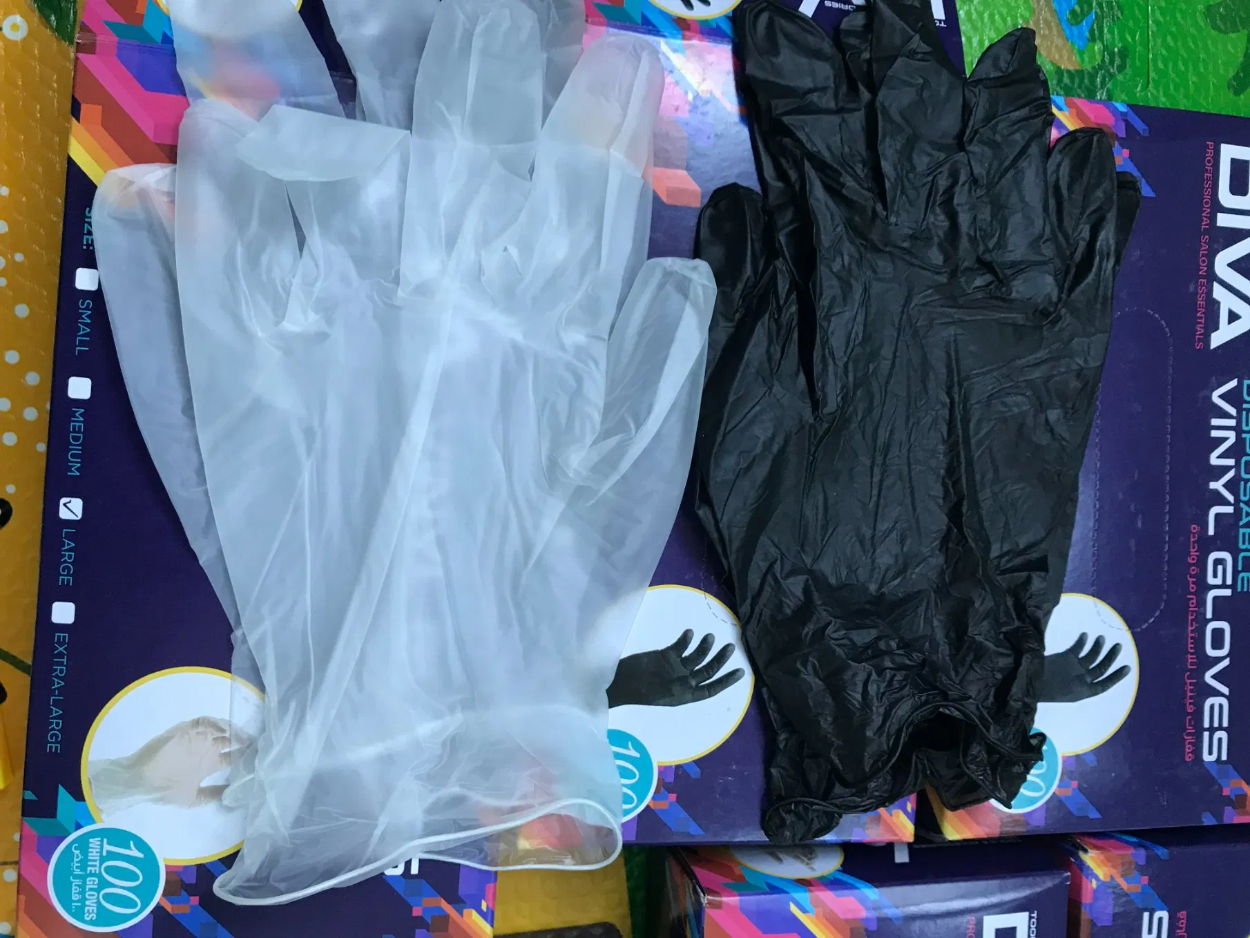 Luvas de Vinil Pretas e Brancas Descartáveis Sem Pó