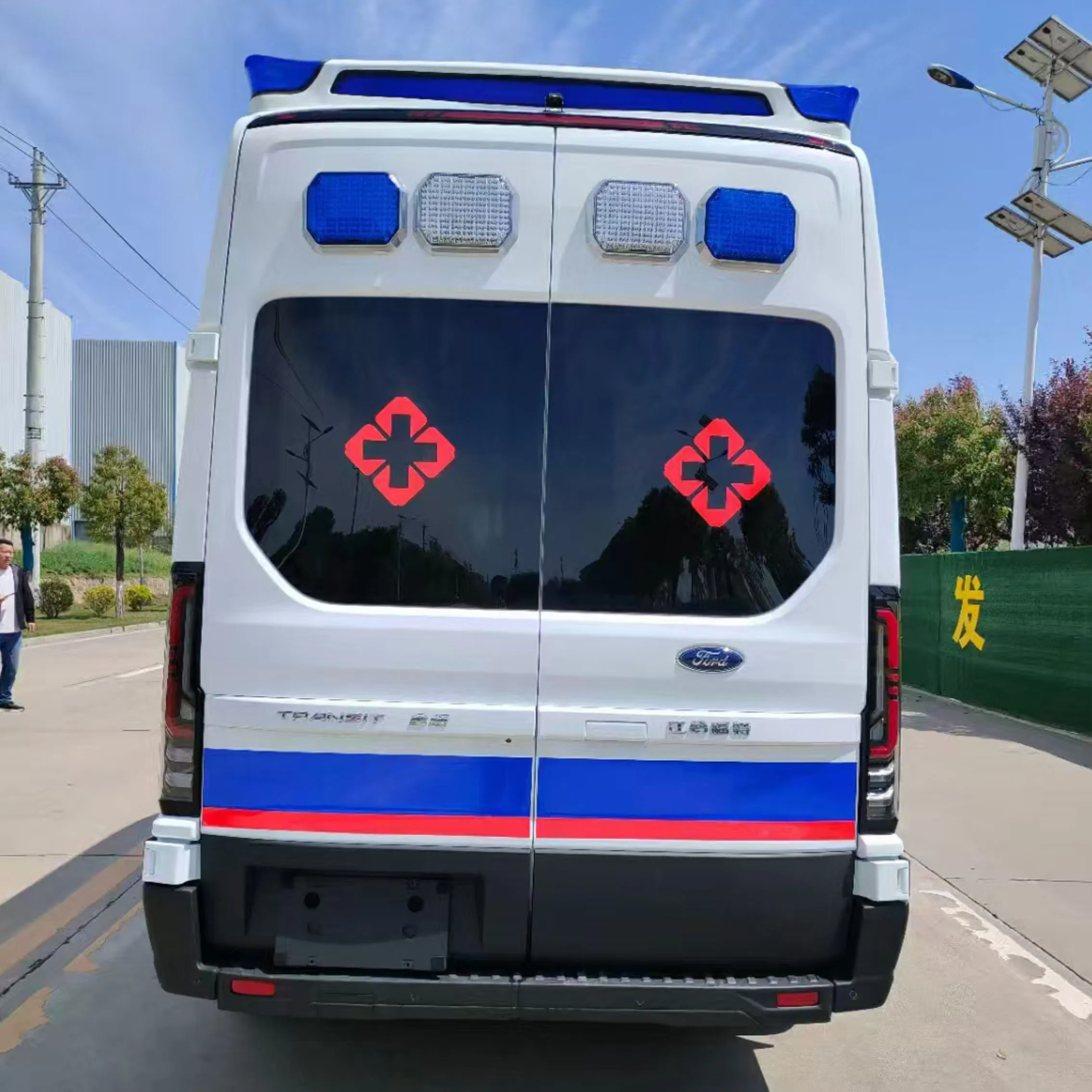 Ford 4X2 4X4 Emergency Patient Long Distance Medical Monitoring Treatment Transporting Transiting Medical Care Hospital ICU First Aid Ambulance Vehicle