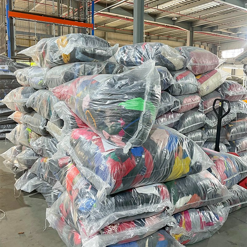 100kg بوالص ملابس مستعملة فاخرة من اليابان وكوريا وتركيا وإيطاليا والولايات المتحدة والمملكة المتحدة مختلطة من الجينز والهودي